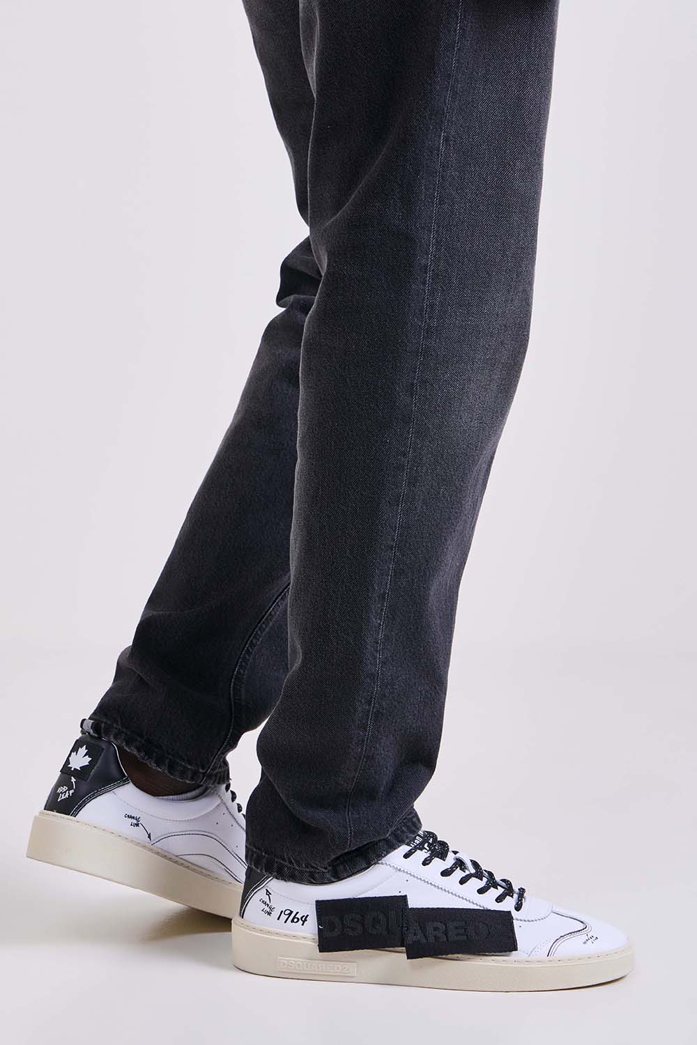 תמונת כל הלוק של נעלי סניקרס רידר